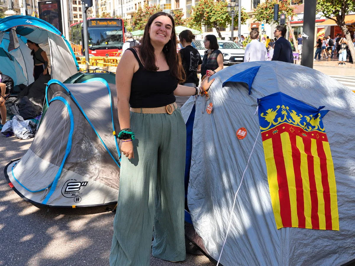 Neus with her tent the encampment in Valencia (Neus Cerrillo Peris)