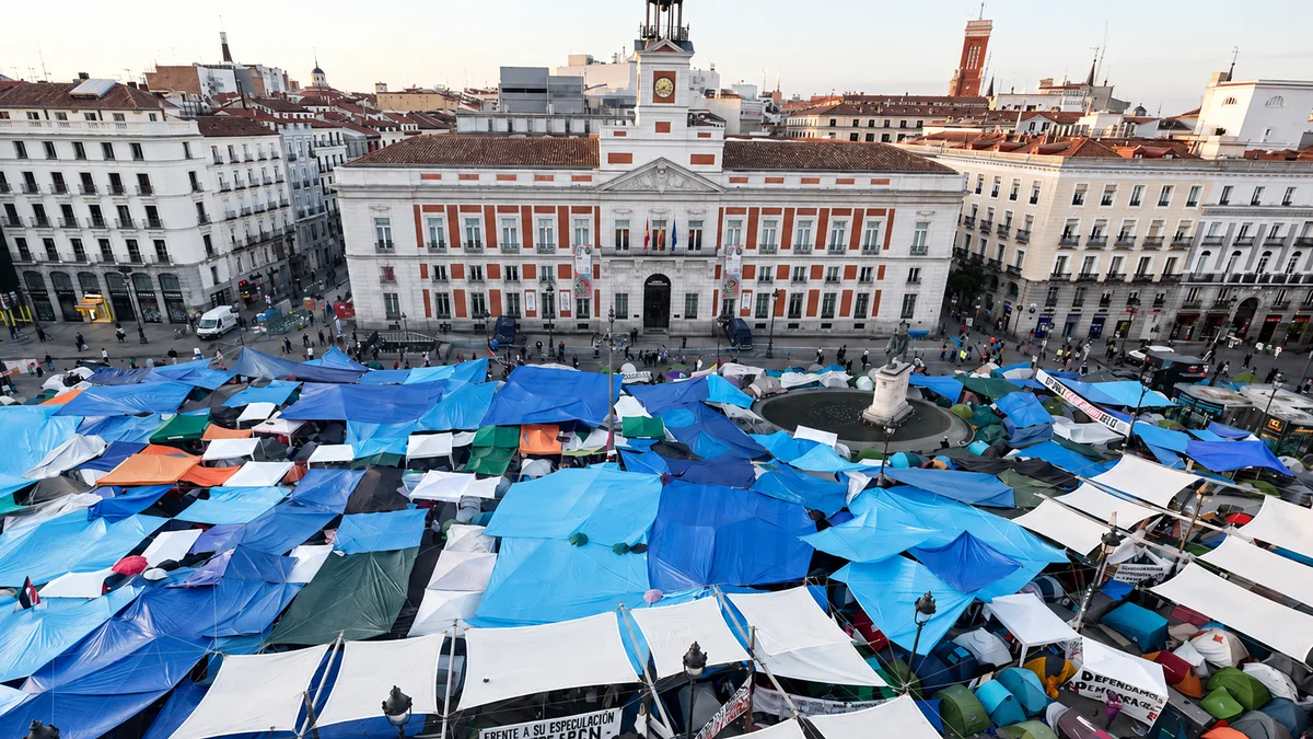Encampment protest in Madrid Plaza del Sol (EFE/ Sergio Pérez)