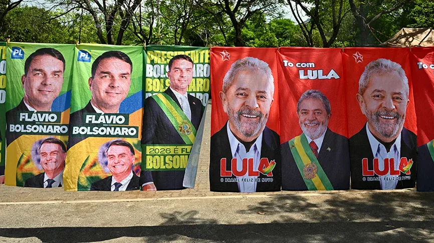 Flags with the images of Brazil’s President Luiz Inácio Lula da Silva and presidential candidate Flávio Bolsonaro (AFP/Getty Images).