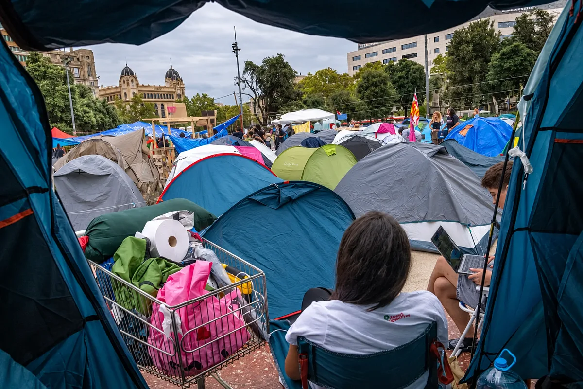Encampment protest in Barcelona (Manu Mitru)