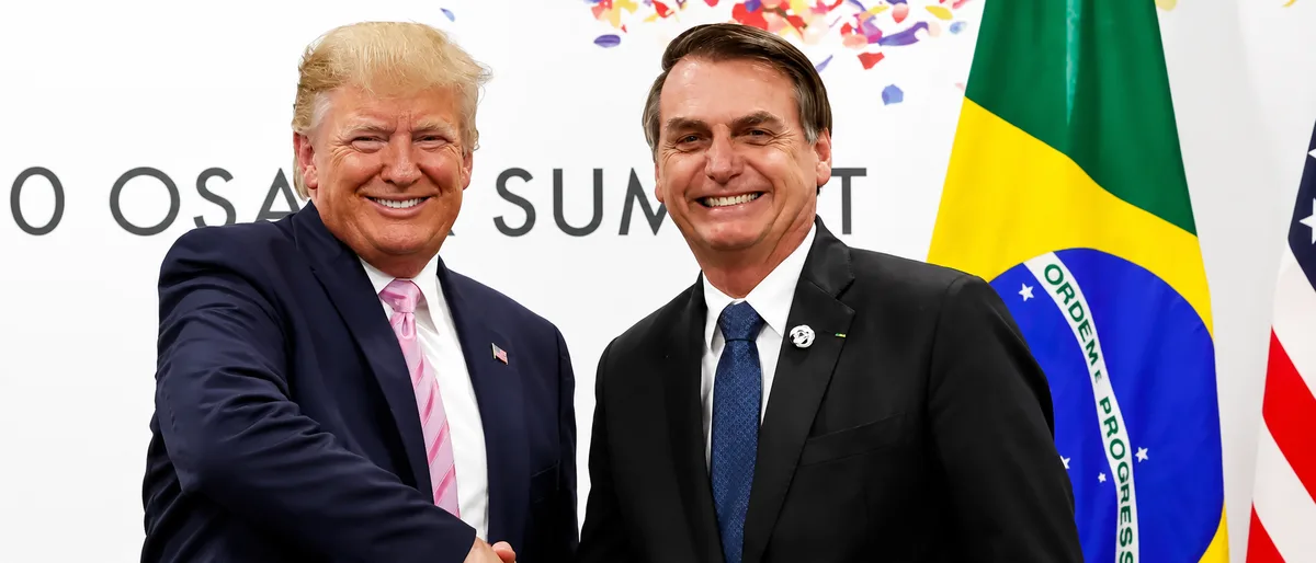 Donald Trump and Jair Bolsonaro shake hands during the G20 Summit (Alan Santos/dpa/picture alliance).